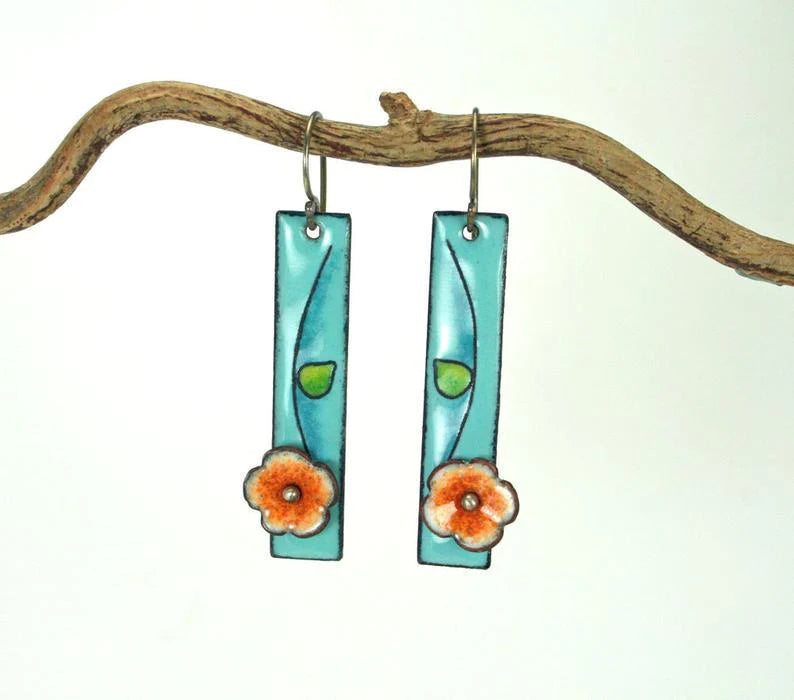 Pendientes de flores de esmalte turquesa con delicadas hojas