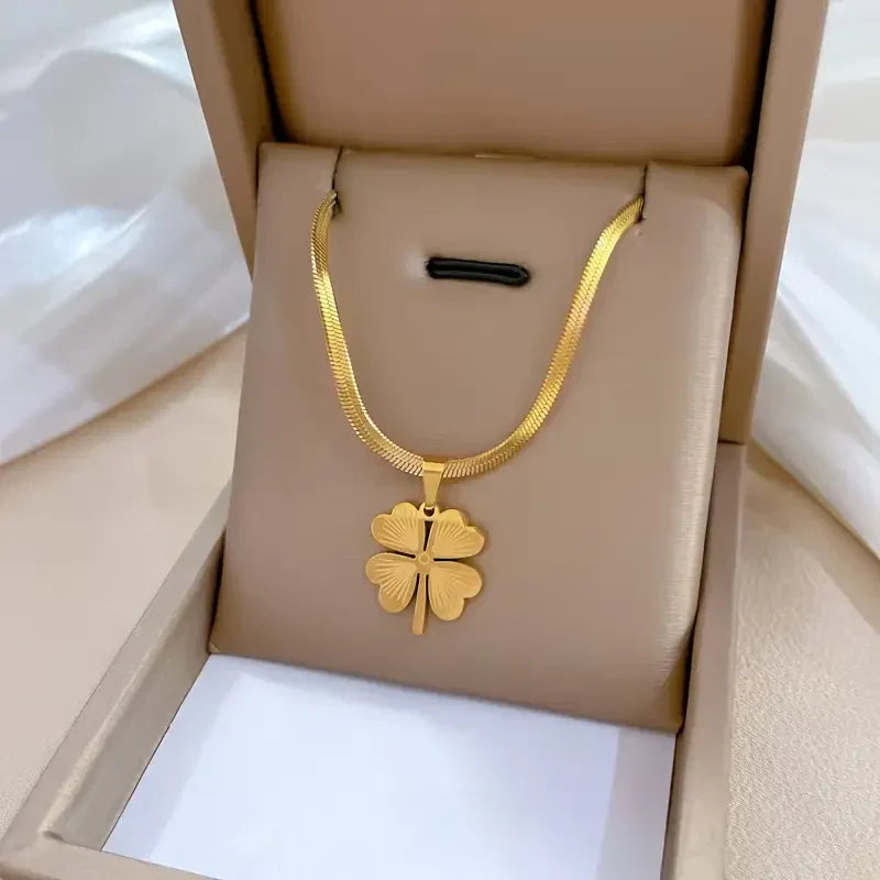 Elegante collar con colgante de trébol de cuatro hojas y cadena de serpiente
