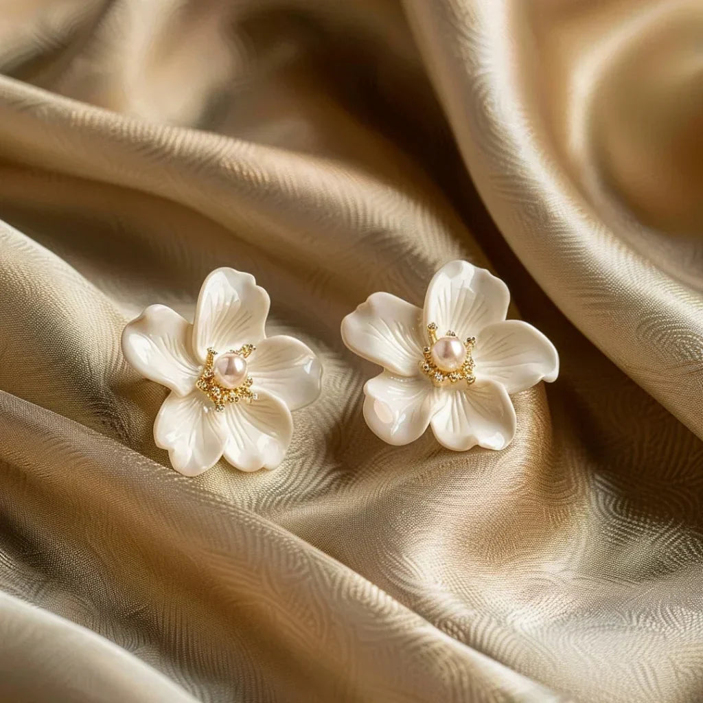 Pendientes de flores elegantes con delicadas perlas y detalles brillantes