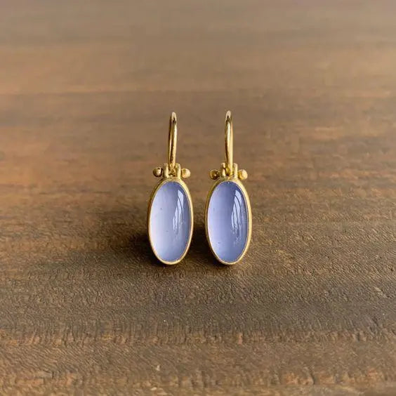 Pendientes de lágrima de piedra lunar morada con delicadas piedras pastel