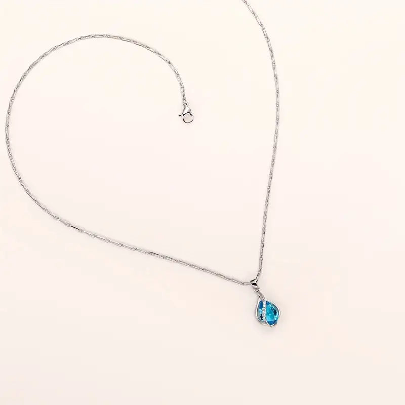 Collar elegante con gotas de aguamarina azul y detalles en circonitas