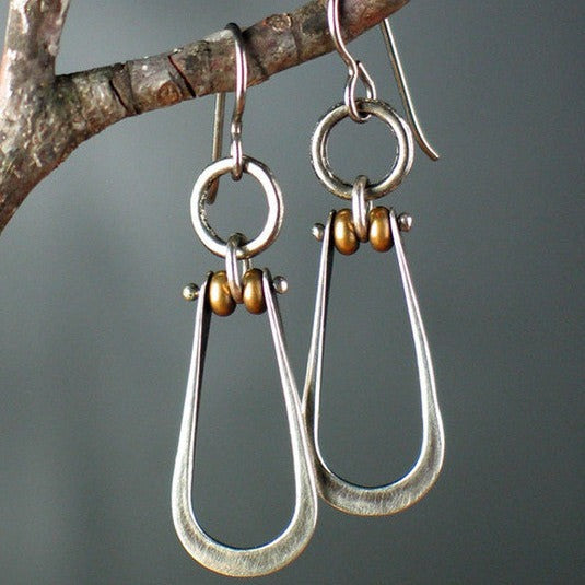 Pendientes rústicos en forma de lágrima con sutiles detalles en perlas