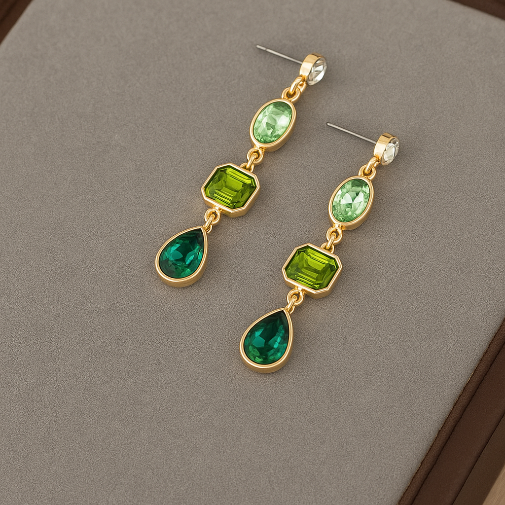 Pendientes colgantes elegantes con piedras preciosas verdes y detalles claros