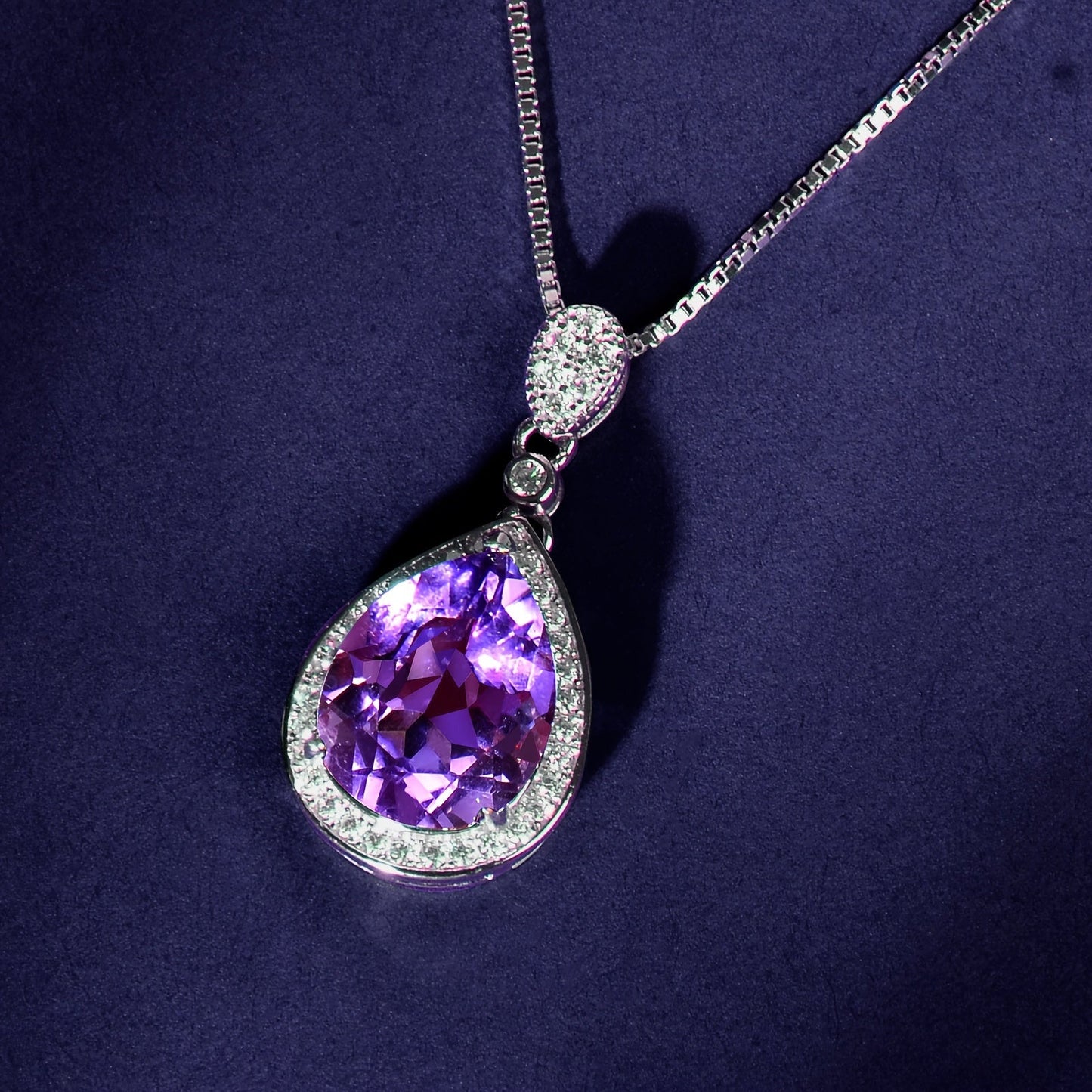 Collar con colgante de lágrima de amatista morada y circonitas
