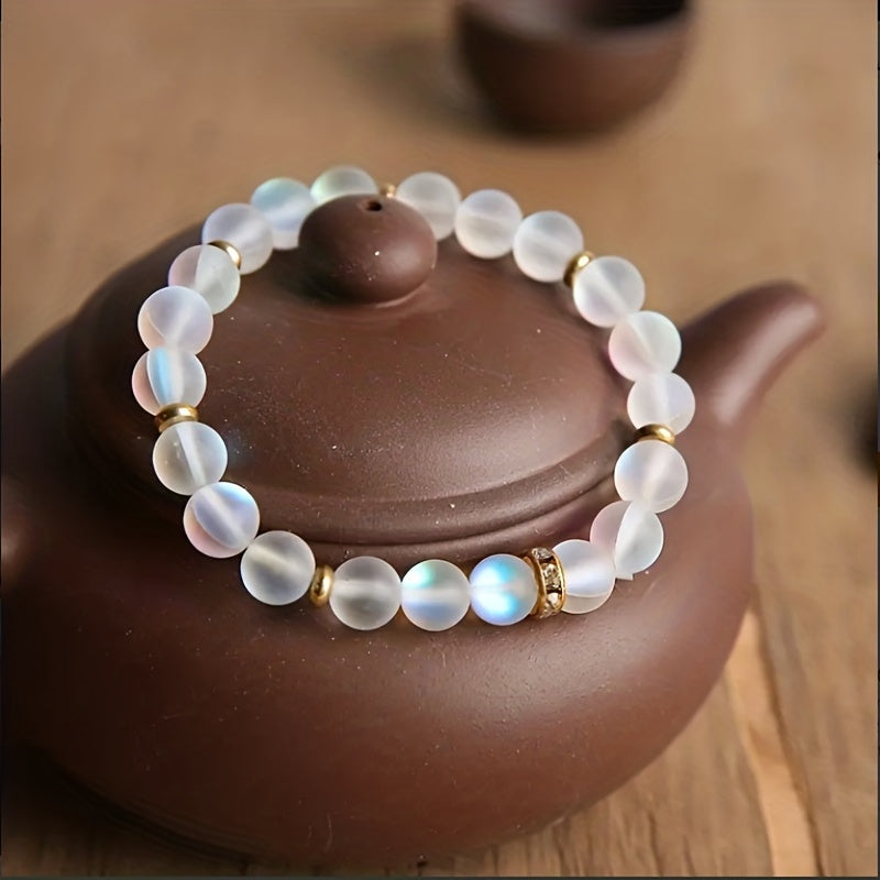 Pulsera de cuentas de piedra lunar iridiscente con detalles de circonitas brillantes