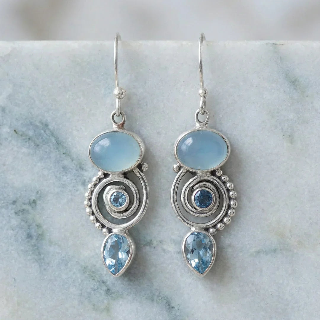 Pendientes de calcedonia azul cielo y topacios en diseño de espiral