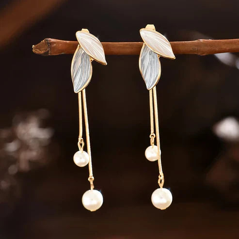 Elegantes pendientes de hojas de perlas con borlas de cadena larga