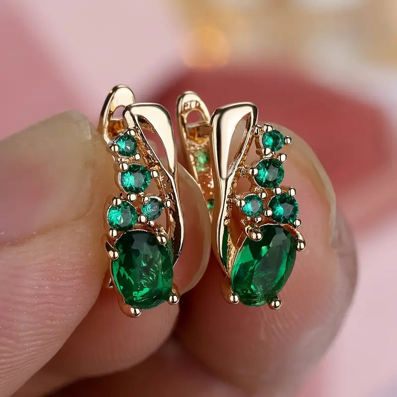 Pendientes elegantes con piedras verdes tipo esmeralda en tono dorado