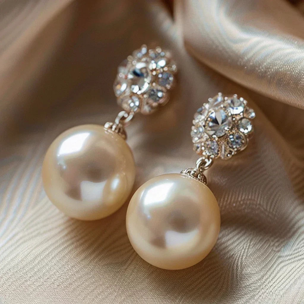 Pendientes elegantes con perlas grandes y flores radiantes de strass