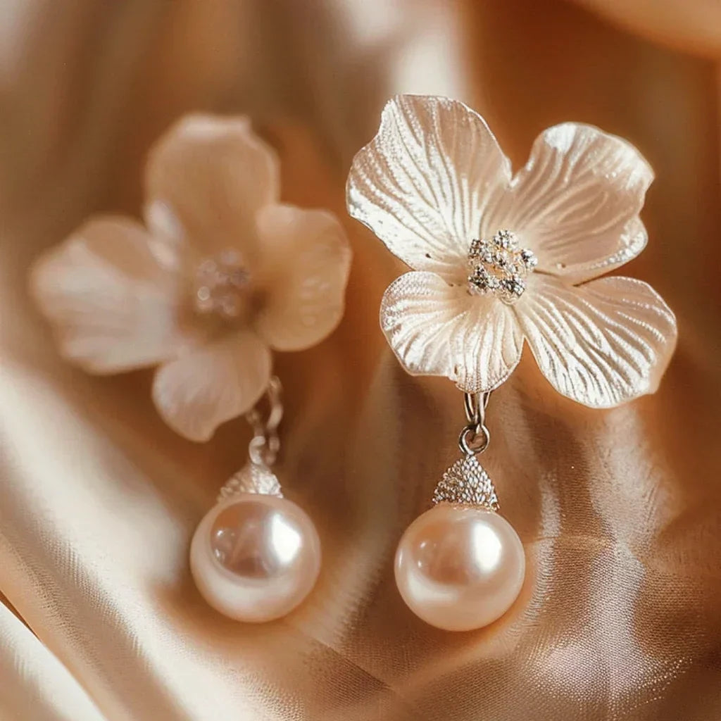 Pendientes florales elegantes con perlas de agua dulce y detalles brillantes