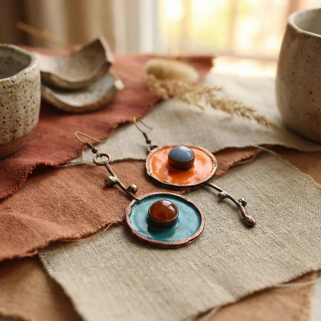 Pendientes asimétricos de cobre con esmalte de colores y piedras naturales