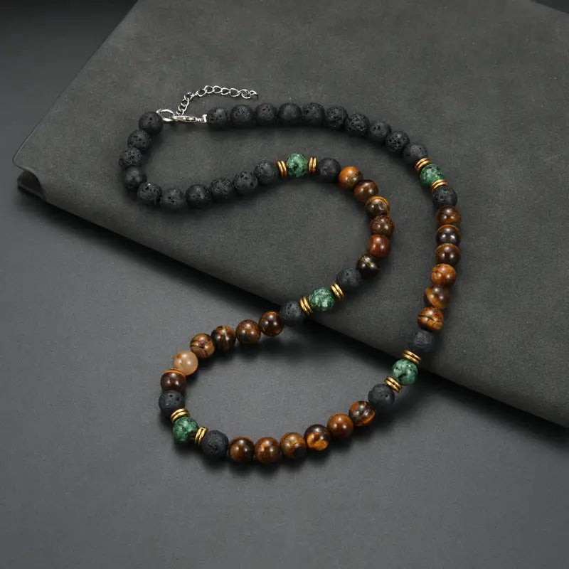Collar de hombre de ojo de tigre y piedra de lava con cuentas verdes