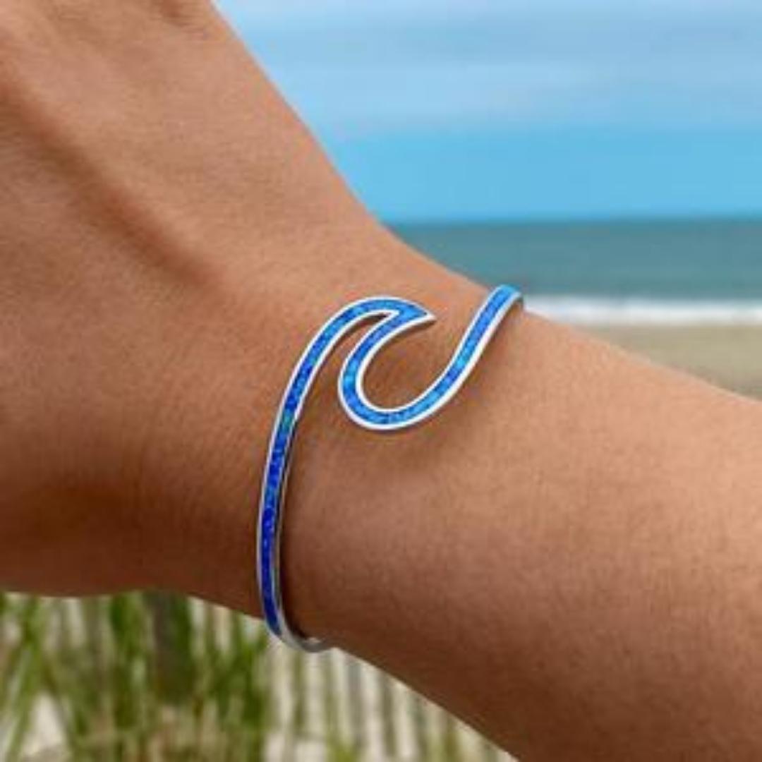 Pulsera ondulada de ópalo azul para los momentos playeros del verano
