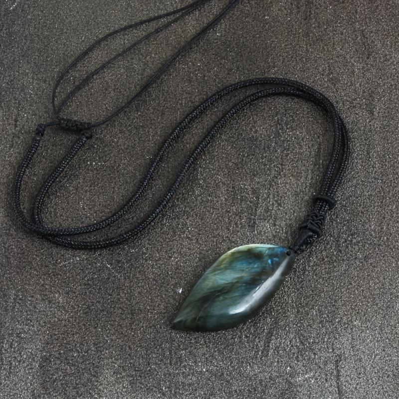 Collar con colgante de labradorita natural con fascinante brillo azul