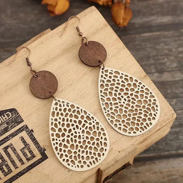Pendientes de madera elegantes con forma de lágrima y patrón de agujeros