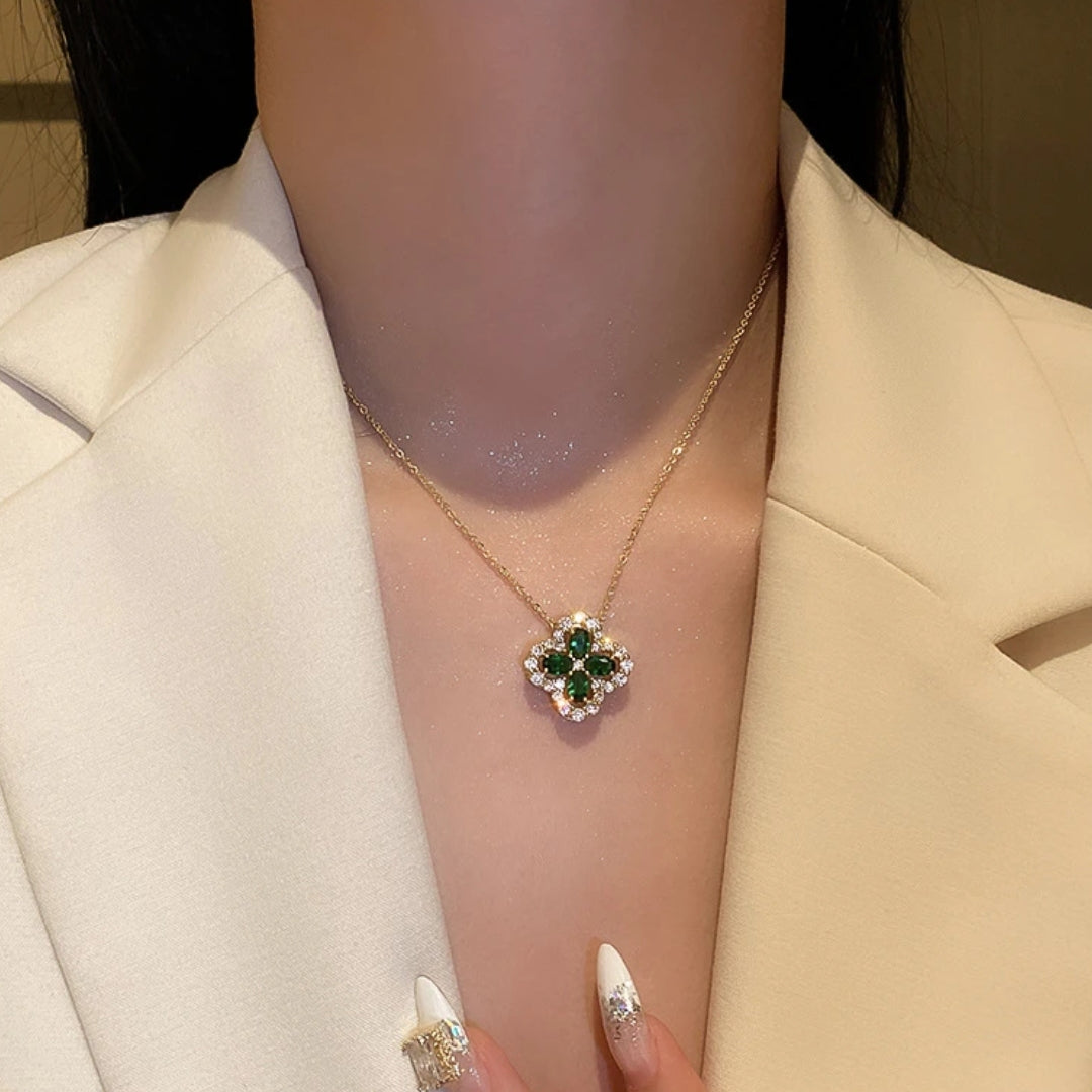 Collar de trébol brillante con piedras verdes y circonitas