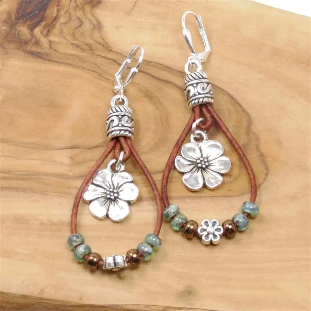Pendientes boho de cuero con colgantes de flores y cuentas de vidrio de colores