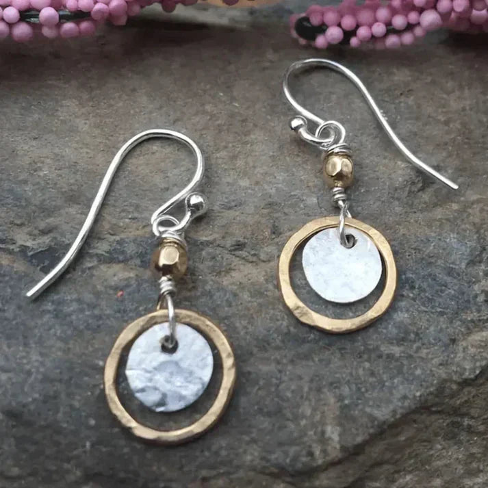 Pendientes hechos a mano con anillos de latón martillados y discos brillantes