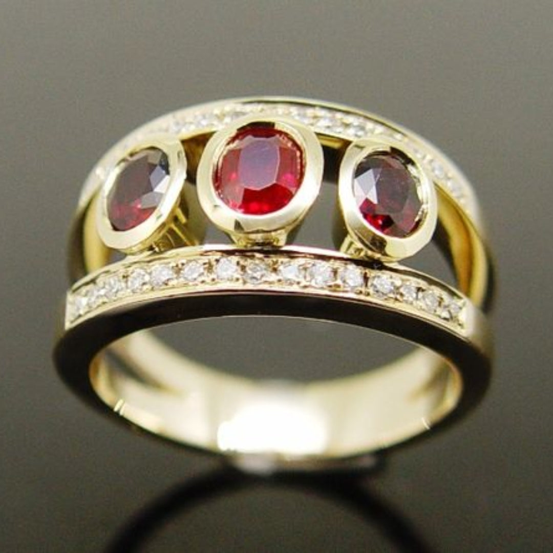 Anillo vintage de oro con circonita roja