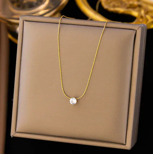 Elegante collar de diamantes con cadena de filigrana en forma de serpiente