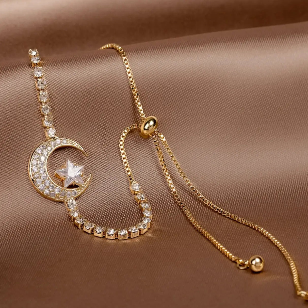 Pulsera de circonitas brillantes con colgante de luna y estrella
