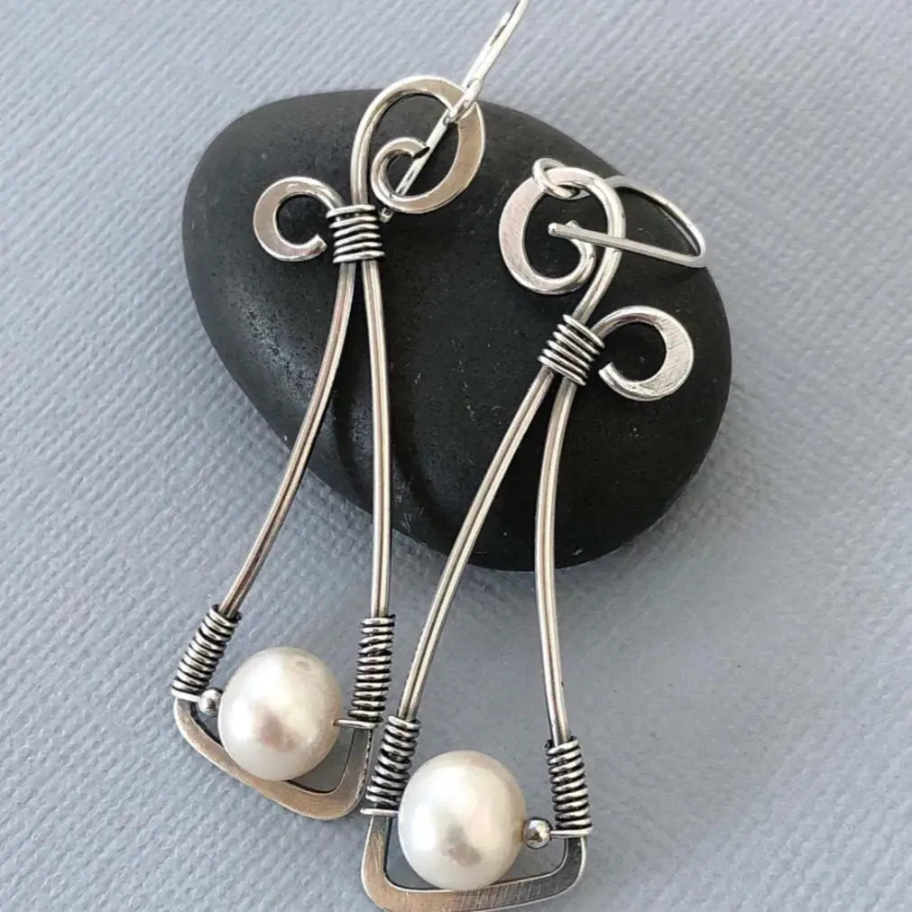 Pendientes de perlas de estilo vintage con detalle de alambre envolvente