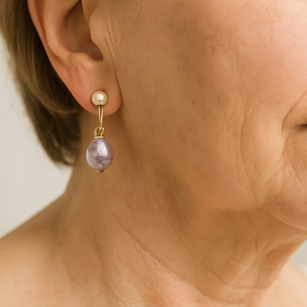 Elegantes pendientes barrocos de perlas de agua dulce con un brillante tono lavanda