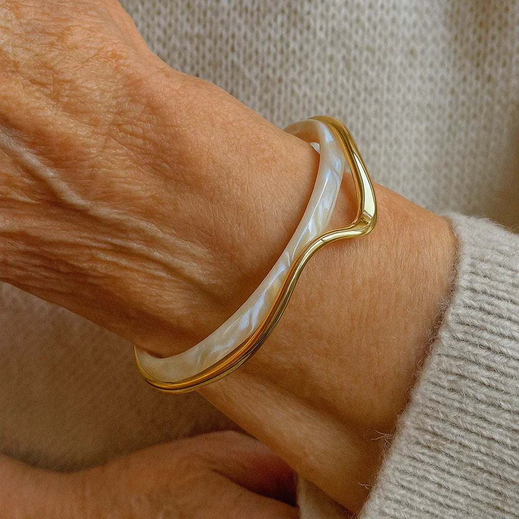 Pulsera moderna con diseño ondas en aspecto de nácar y metal