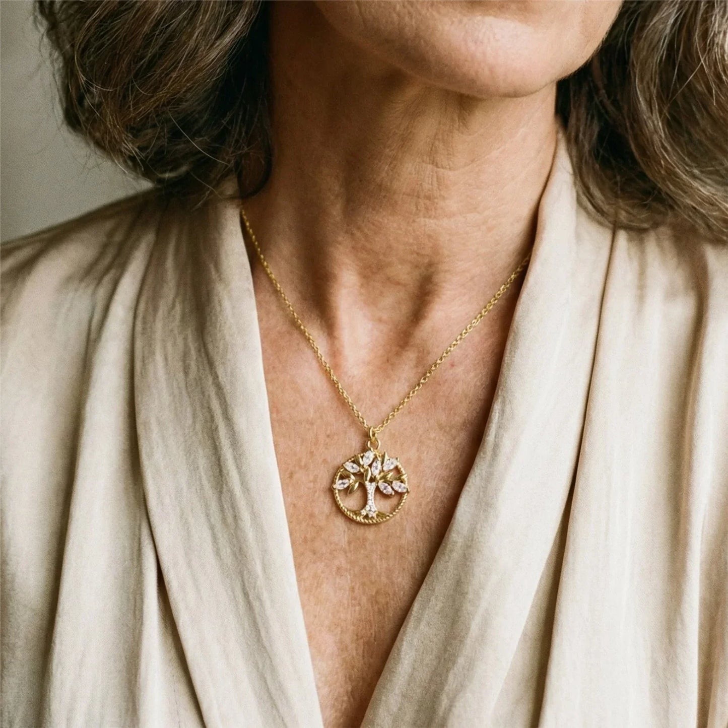 Collar brillante del árbol de la vida con circonitas en un diseño elegante