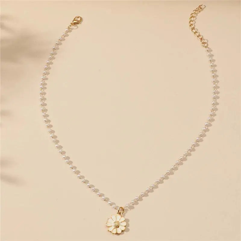 Delicado collar de perlas con colgante de margarita para mujer