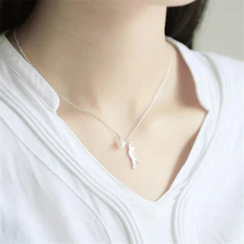 Collar con colgante de gato trepador y con cuentas