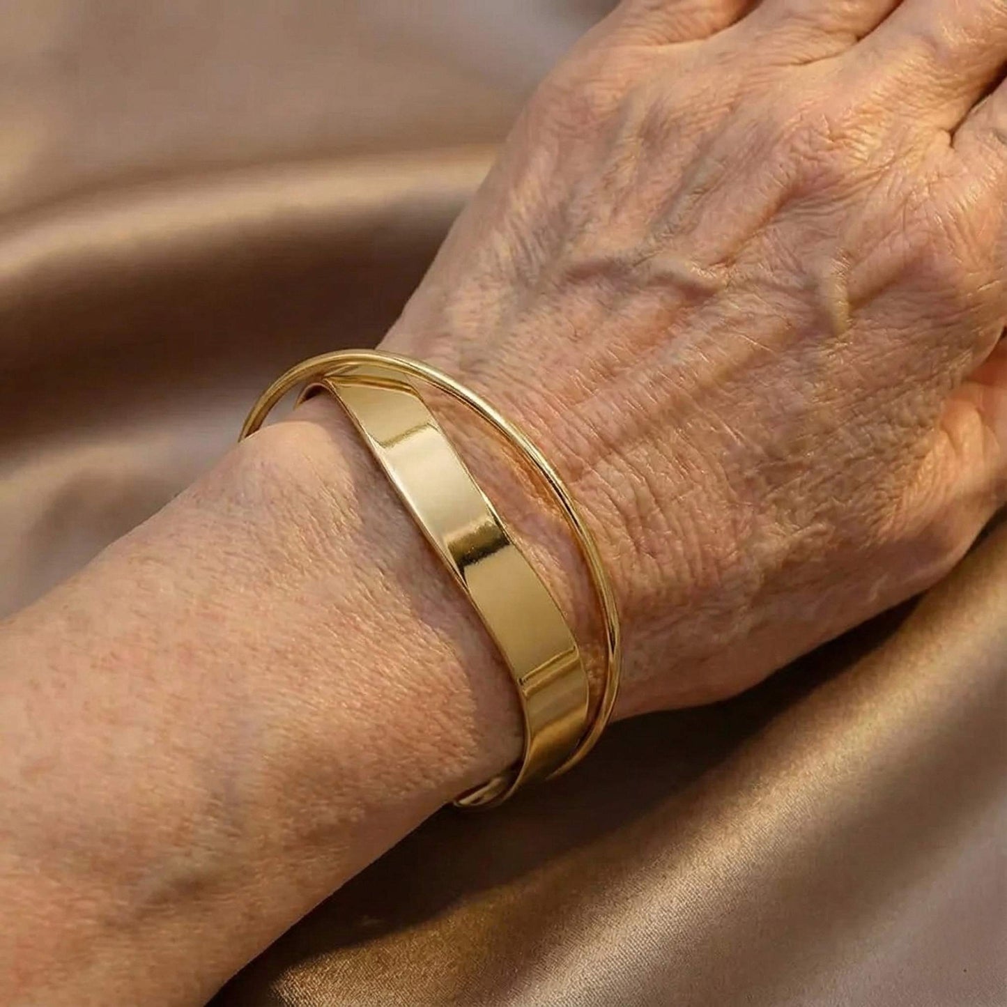 Elegante pulsera en color dorado para un estilo contemporáneo y elegante
