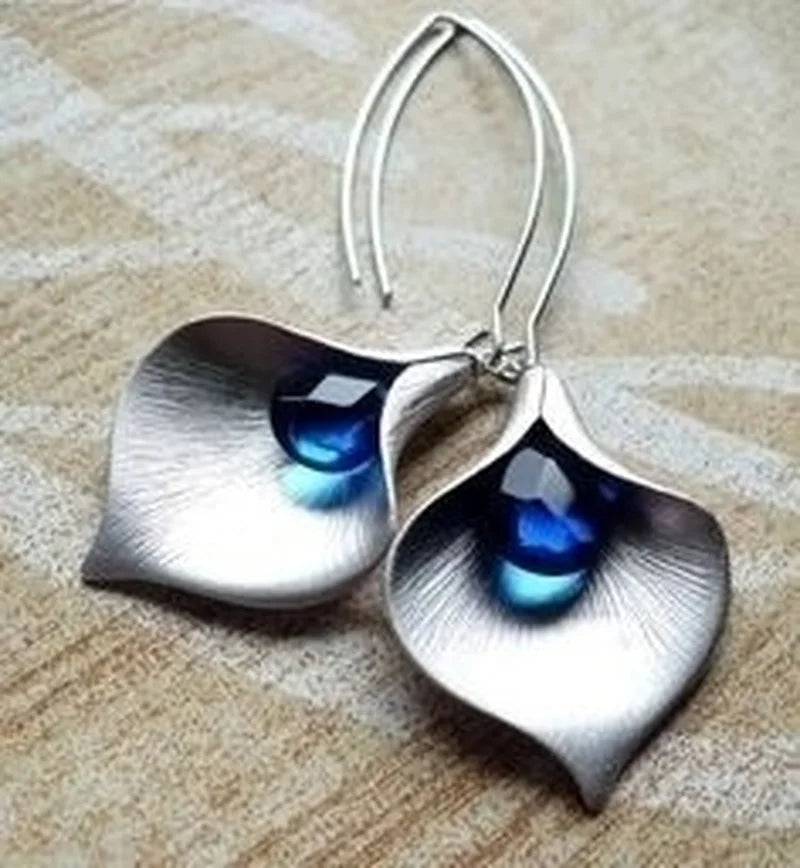 Pendientes de flores elegantes con piedra en forma de lágrima azul brillante