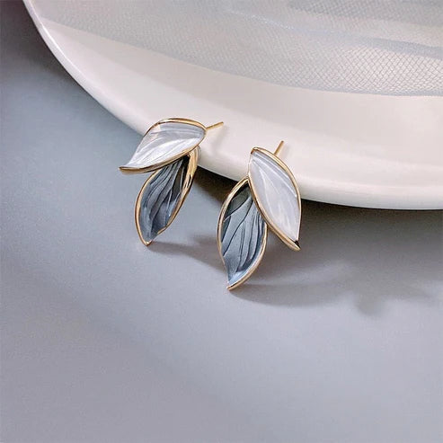 Pendientes de hoja elegantes esmalte blanco gris declaración