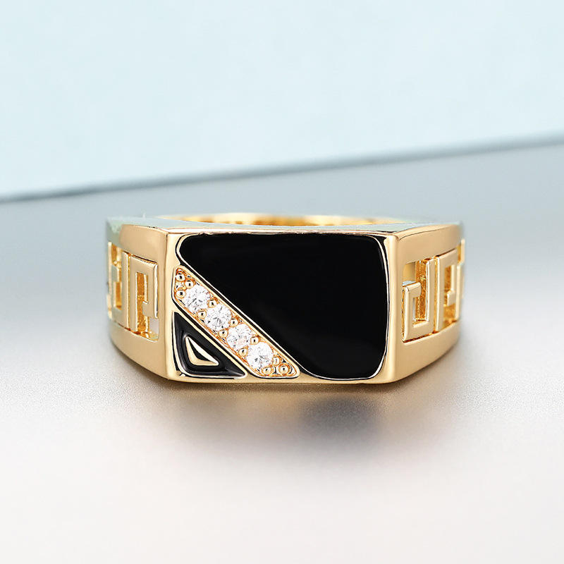 Anillo de Acero Inoxidable Bañado en Oro con Piedra Negra