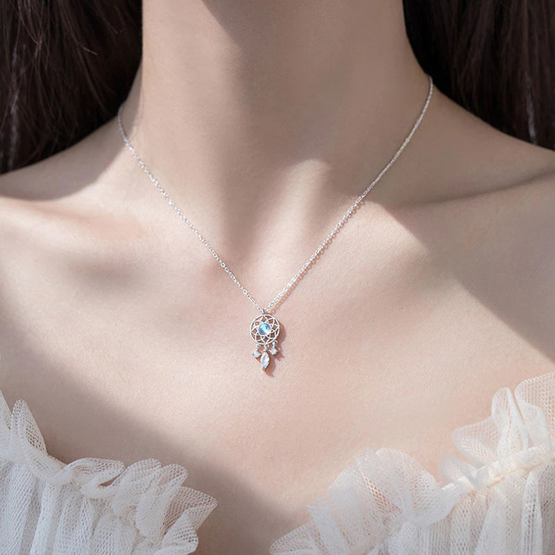 Collar atrapasueños de piedra lunar brillante con detalles de circonita cúbica brillante