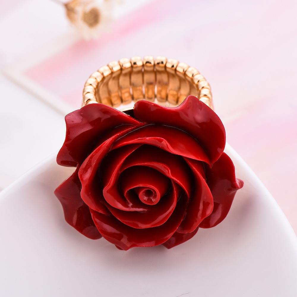 Anillo de Rosa Roja con Banda Dorada