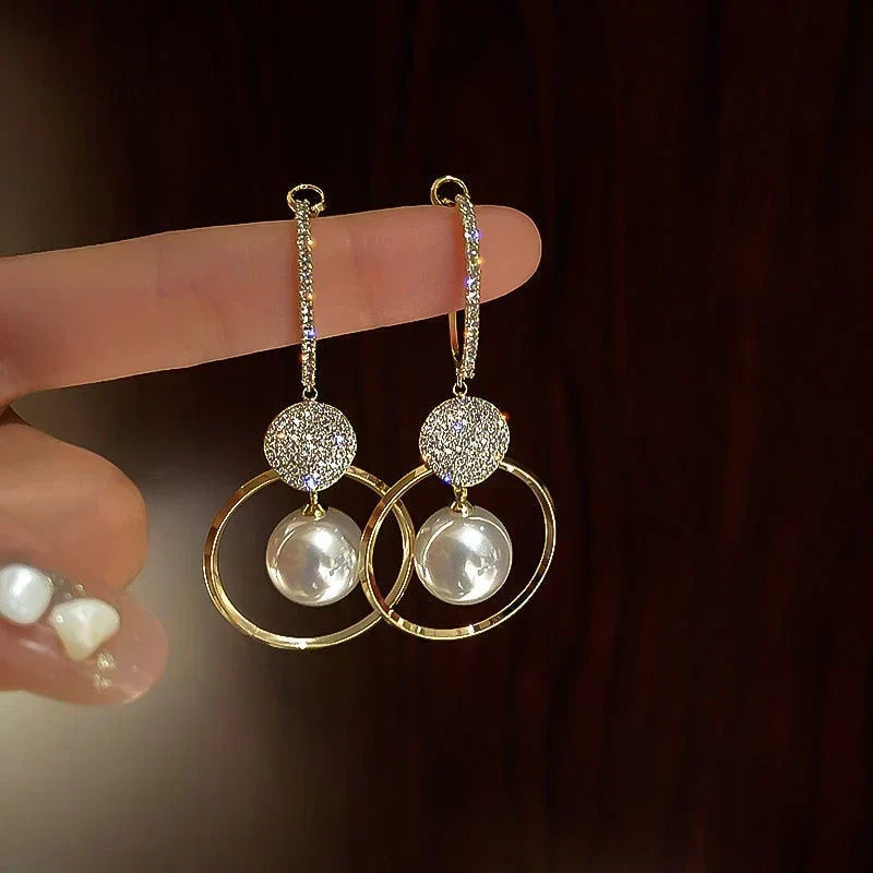 Pendientes elegantes de circonitas con perlas brillantes y círculos brillantes