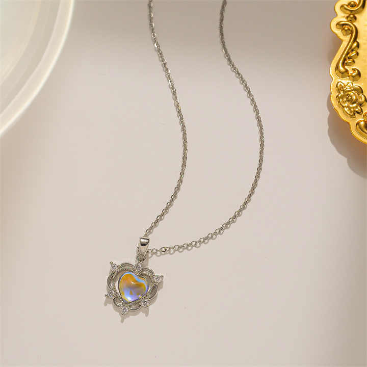 Collar de corazón de piedra lunar arcoíris con adornos de circonitas cúbicas