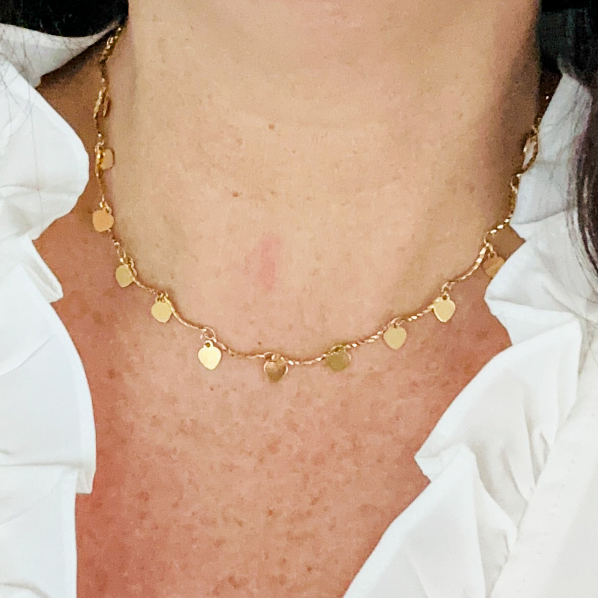 Delicado collar de corazón con divertidos charms de aspecto brillante