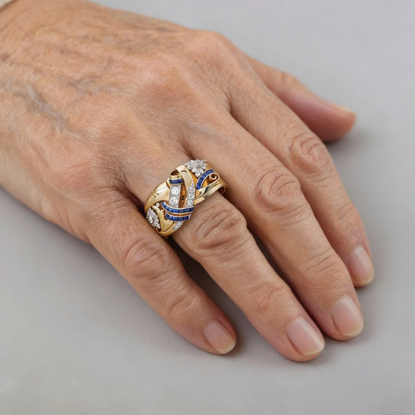 Anillo Vintage Dorado con Circonitas Cúbicas Azules