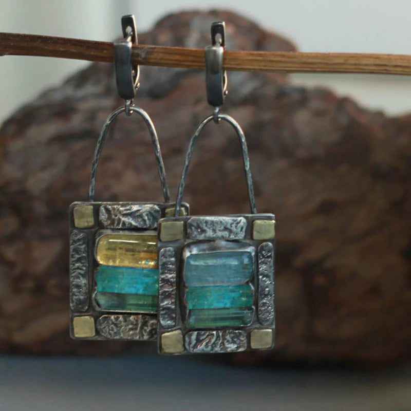 Elegantes pendientes vintage con turmalina azul verdosa y aspecto estructurado