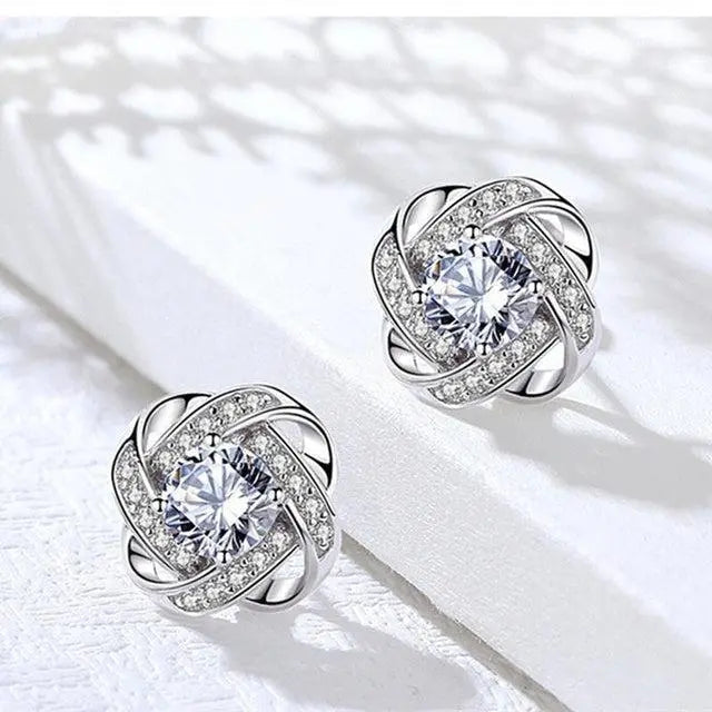 Pendientes brillantes en espiral con diseño de cruz de flores y circonitas cúbicas