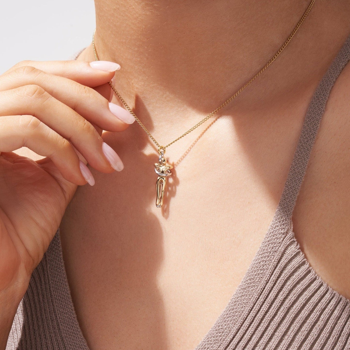 Collar con colgante de abrazo: símbolo de amor y conexión