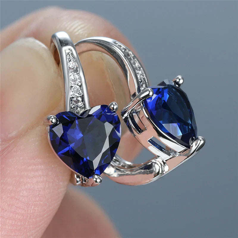Pendientes en forma de corazón con circonita azul zafiro y detalles brillantes