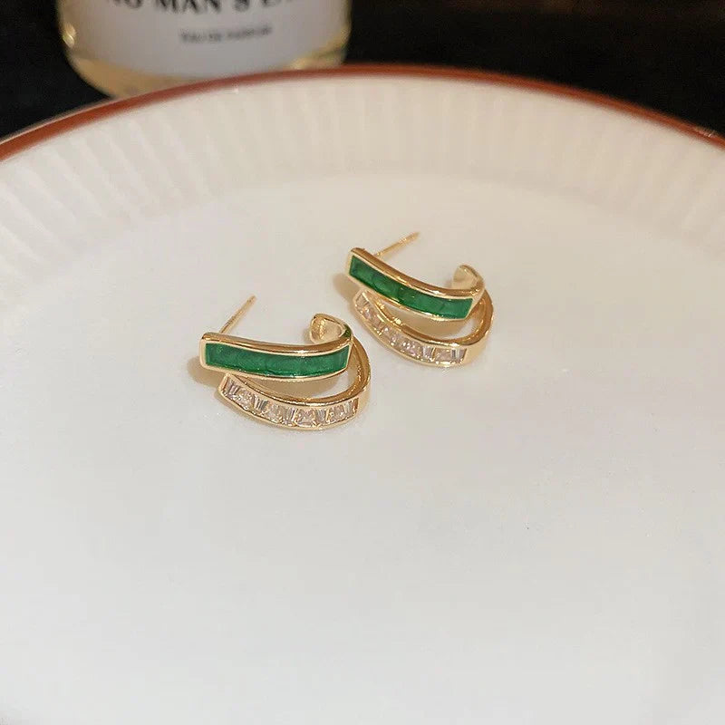 Pendientes de aro elegantes con esmalte verde brillante y circonitas brillantes
