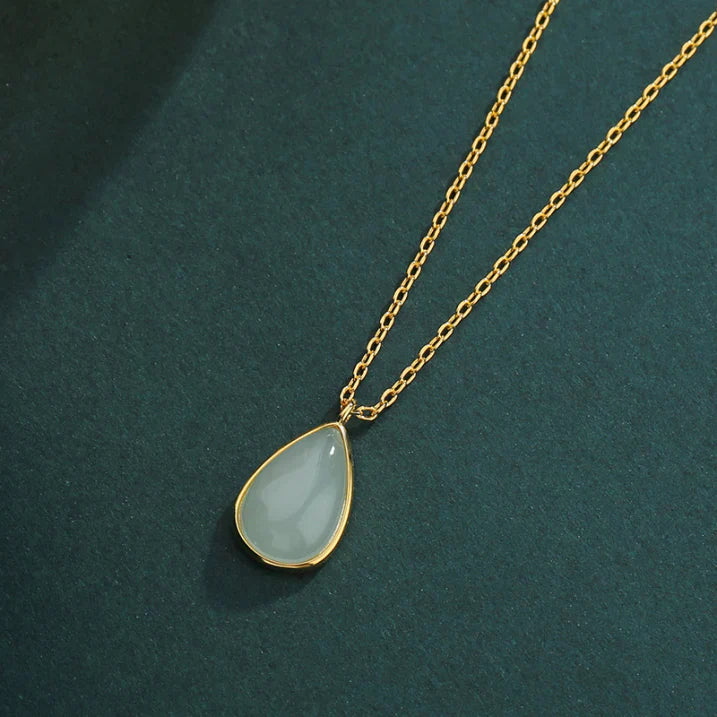 Elegante collar de lágrima de piedra lunar con delicado marco en tono dorado