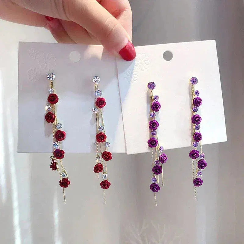 Pendientes largos con rosas rojas y detalles de strass