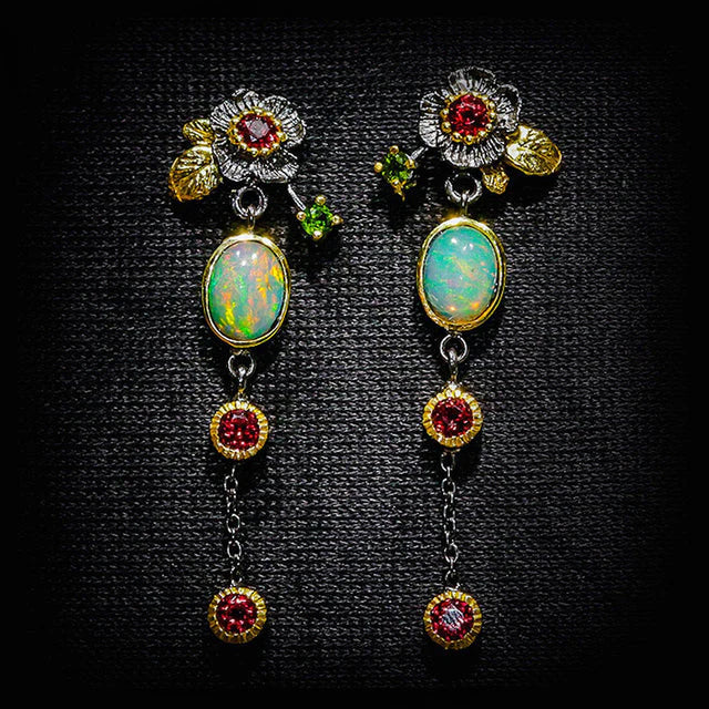 Pendientes colgantes de ópalo brillante con flores y detalles en rojo