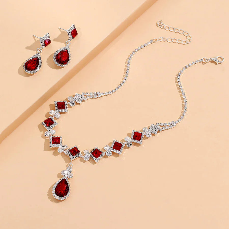 Elegante conjunto de collar con pedrería roja y pendientes de lágrima